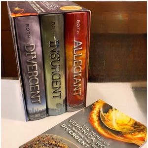 SALE!! - Dystopia Divergent box set plus interview booklet.